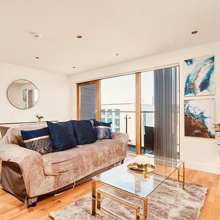 King Deluxe City Apt Large Space& Free Parking! No Balcony リーズ エクステリア 写真