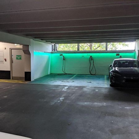 King Deluxe City Apt Large Space& Free Parking! No Balcony リーズ エクステリア 写真