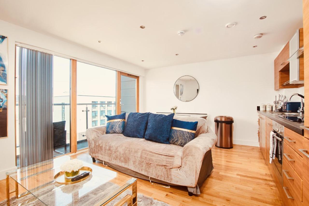 King Deluxe City Apt Large Space& Free Parking! No Balcony リーズ エクステリア 写真