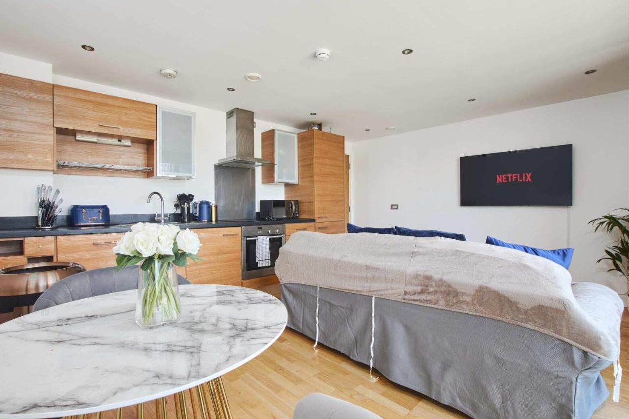 King Deluxe City Apt Large Space& Free Parking! No Balcony リーズ エクステリア 写真
