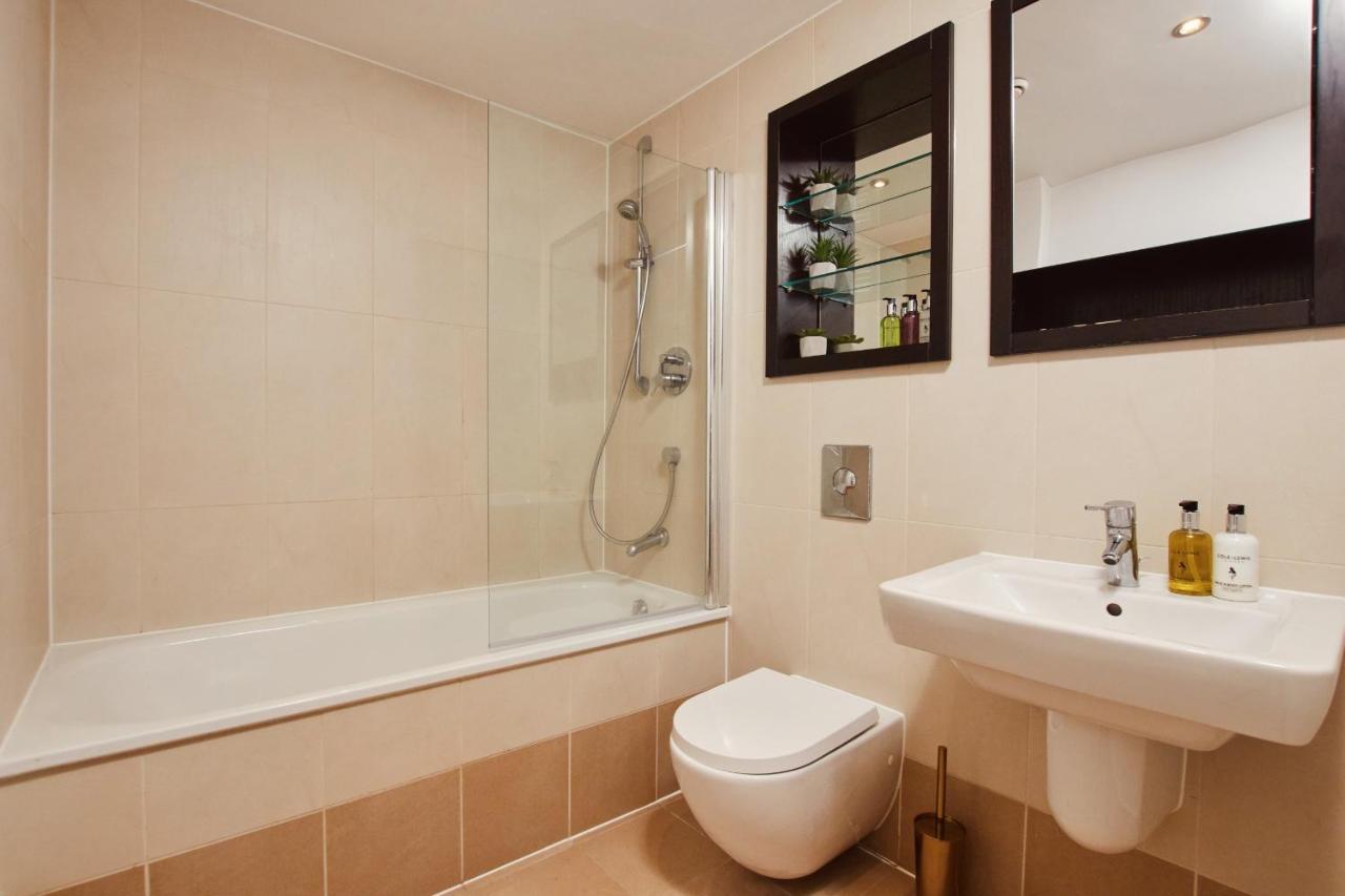 King Deluxe City Apt Large Space& Free Parking! No Balcony リーズ エクステリア 写真