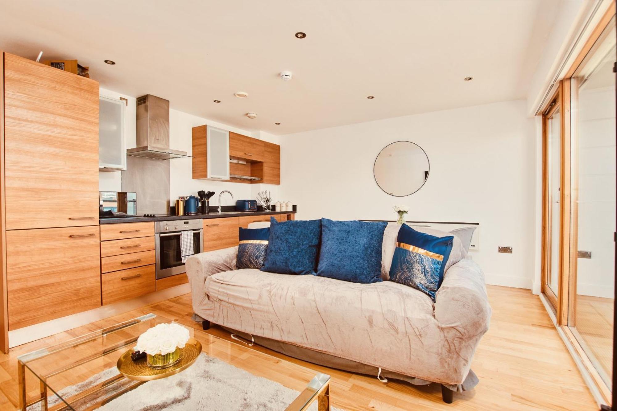 King Deluxe City Apt Large Space& Free Parking! No Balcony リーズ エクステリア 写真