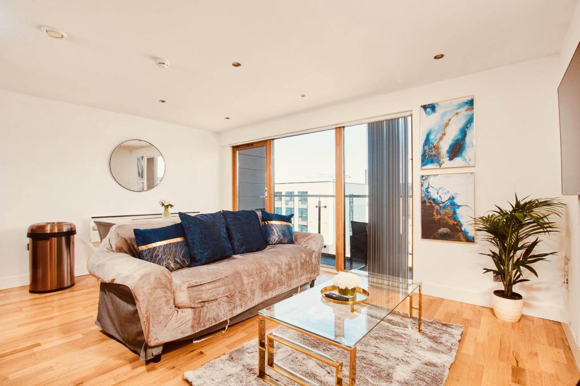 King Deluxe City Apt Large Space& Free Parking! No Balcony リーズ エクステリア 写真