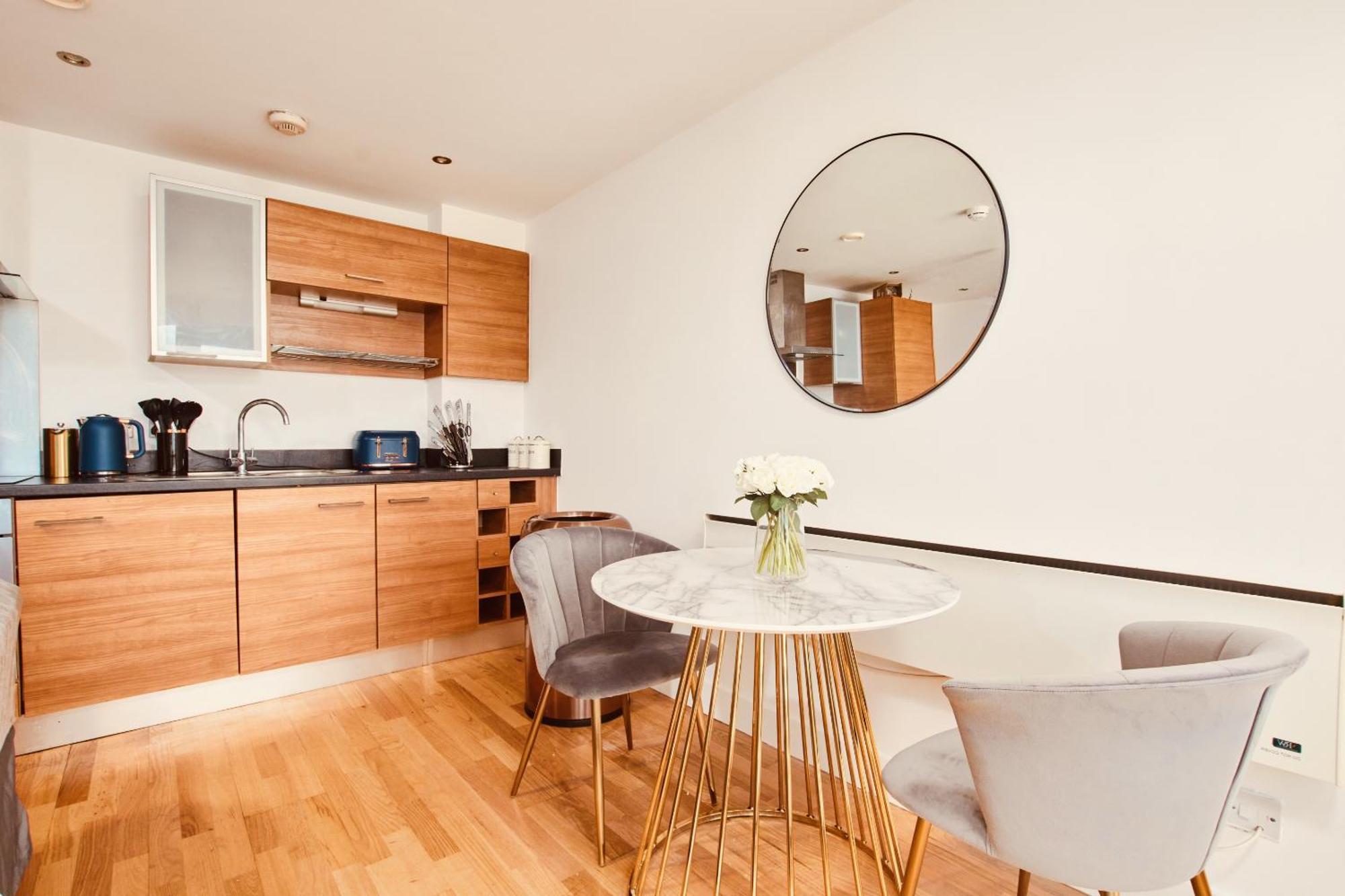 King Deluxe City Apt Large Space& Free Parking! No Balcony リーズ エクステリア 写真