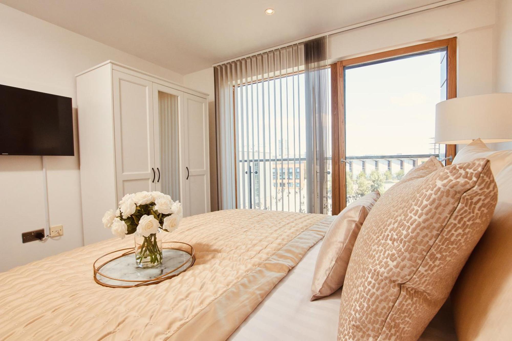 King Deluxe City Apt Large Space& Free Parking! No Balcony リーズ エクステリア 写真