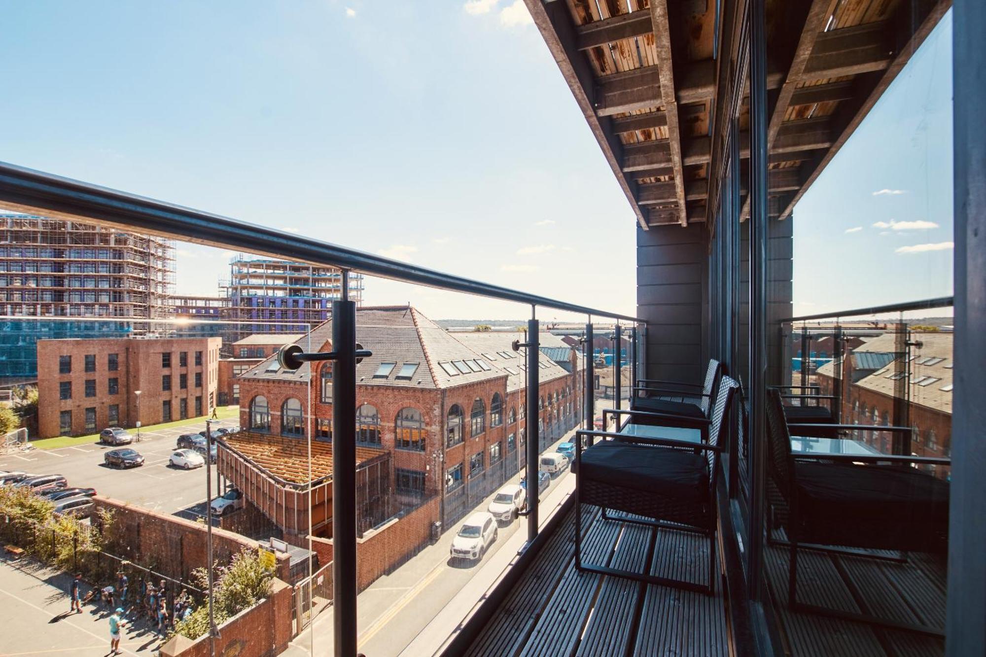 King Deluxe City Apt Large Space& Free Parking! No Balcony リーズ エクステリア 写真