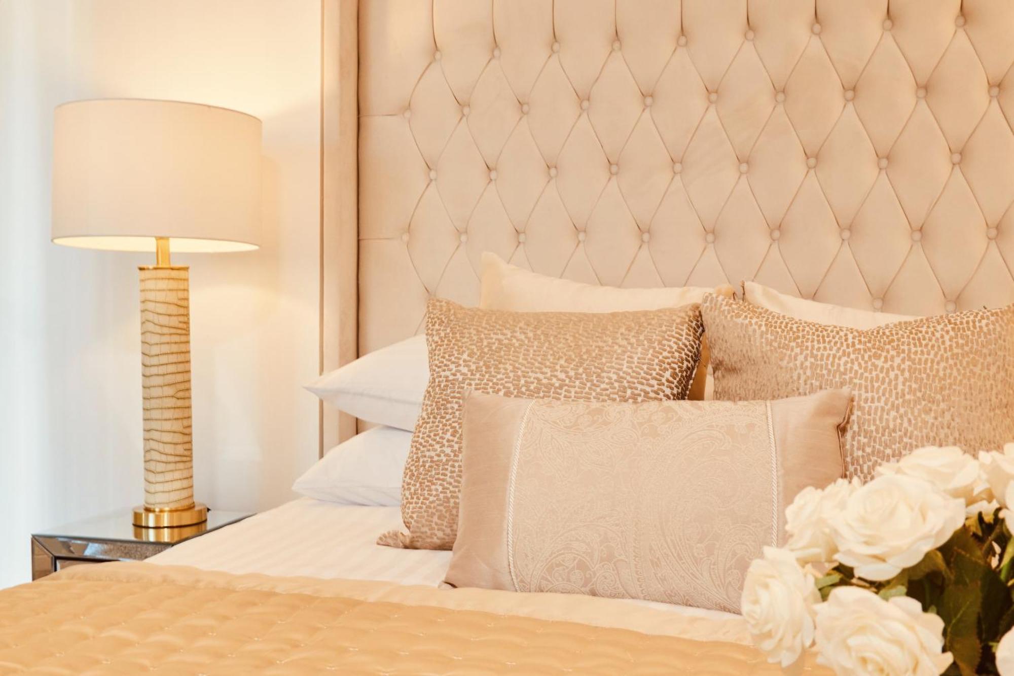King Deluxe City Apt Large Space& Free Parking! No Balcony リーズ エクステリア 写真
