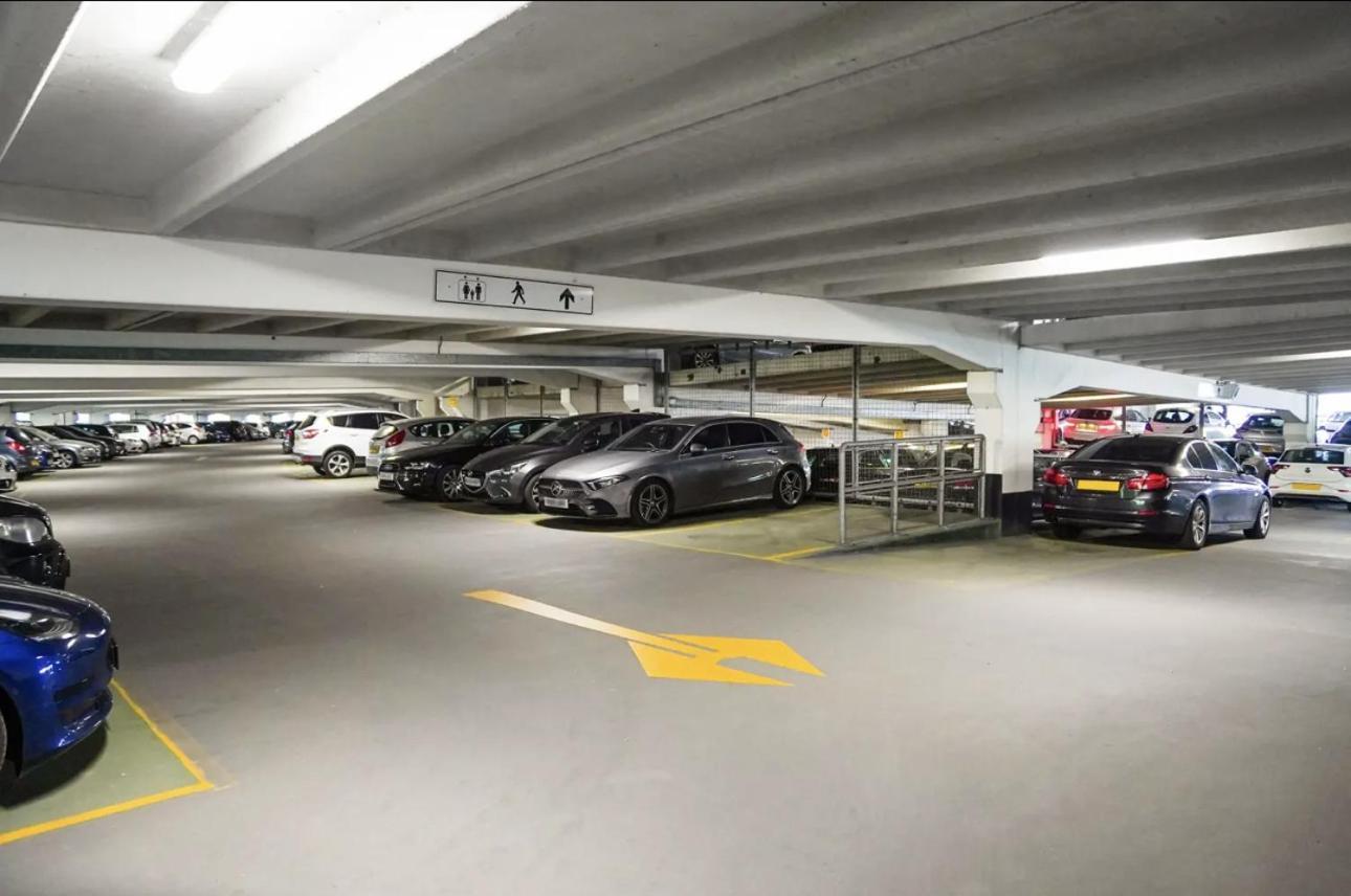 King Deluxe City Apt Large Space& Free Parking! No Balcony リーズ エクステリア 写真
