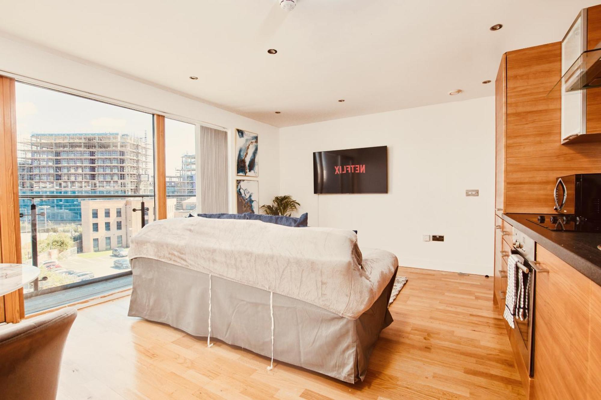 King Deluxe City Apt Large Space& Free Parking! No Balcony リーズ 部屋 写真